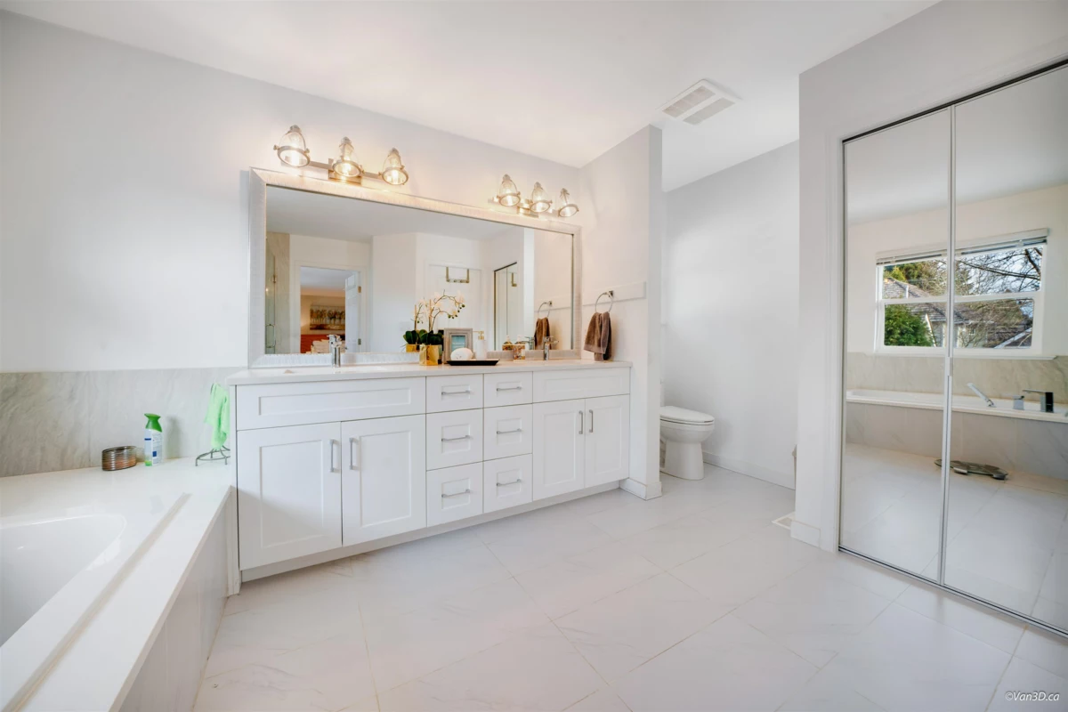 Swimming Pool Photo of 1911 140a Street, Surrey, BC