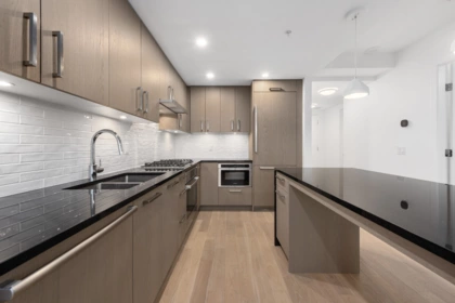 403 1588 Johnston Road, White Rock, BC