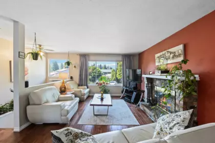 Breakfast Nook Photo of 21064 Barker Avenue, Maple Ridge, BC