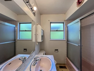Primary Bathroom Photo of 235 E 62nd Avenue, Vancouver, BC