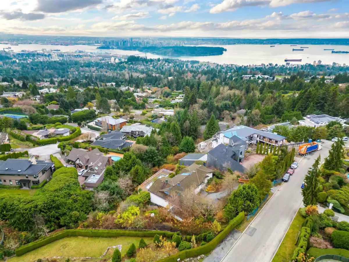 Powder Room Photo of 1318 Crestwell Road, West Vancouver, BC