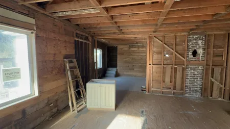 Walk-In Closet Photo of 48130 Trans Canada Highway, Boston Bar / Lytton, BC