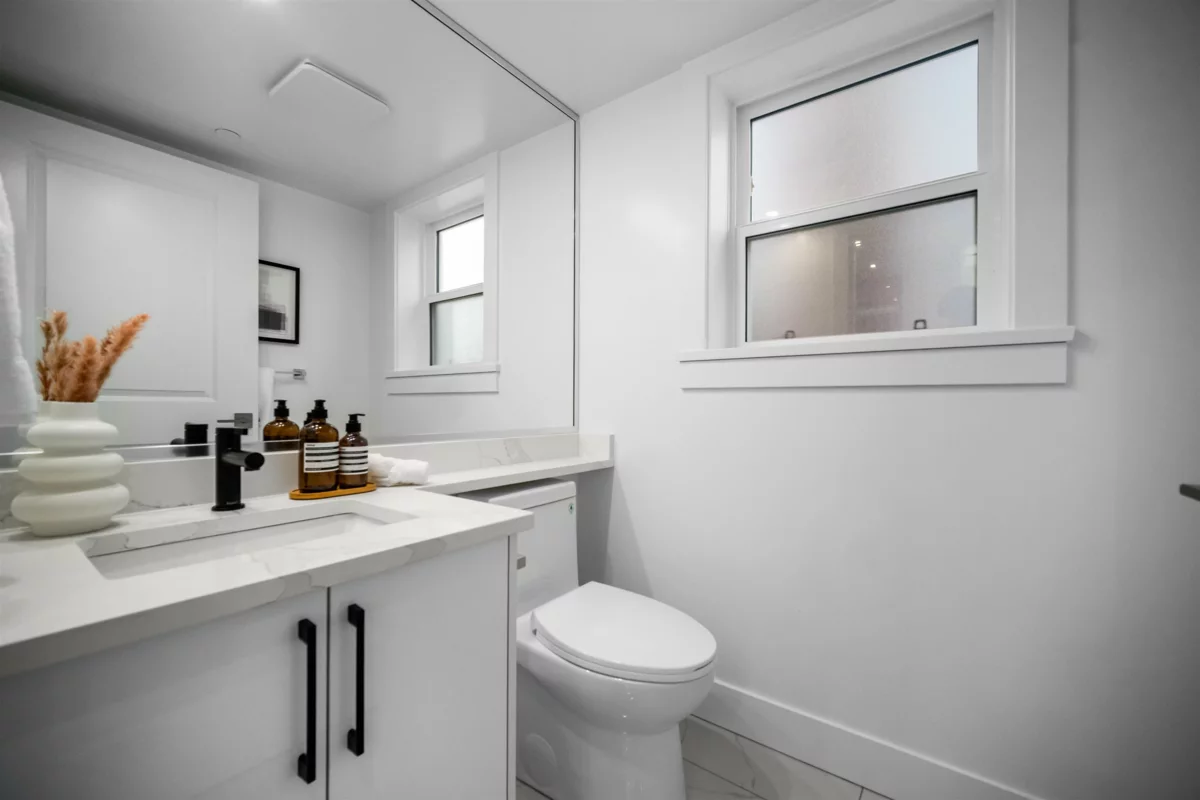 Kitchen Island Photo of 2076 E 50th Avenue, Vancouver, BC