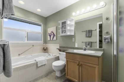 Guest Bathroom Photo of 33753 Best Avenue, Mission, BC