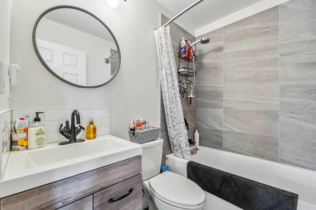 Primary Bathroom Photo of 19782 150 Avenue, Pitt Meadows, BC