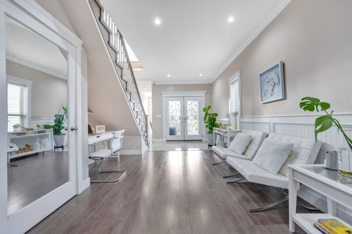 Breakfast Nook Photo of 221 Campbell Street, New Westminster, BC