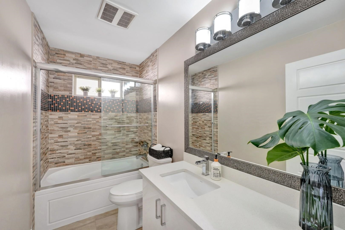 Hallway Photo of 221 Campbell Street, New Westminster, BC