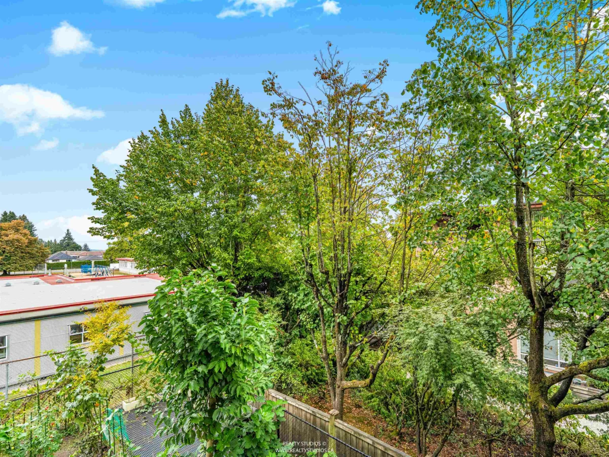 Swimming Pool Photo of 226 6283 Kingsway Avenue, Burnaby, BC