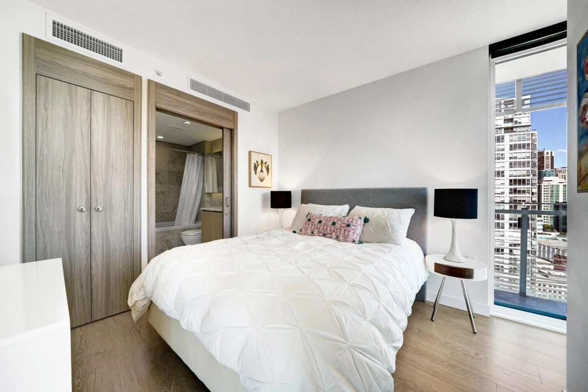 Kitchen Island Photo of 2006 89 Nelson Street, Vancouver, BC