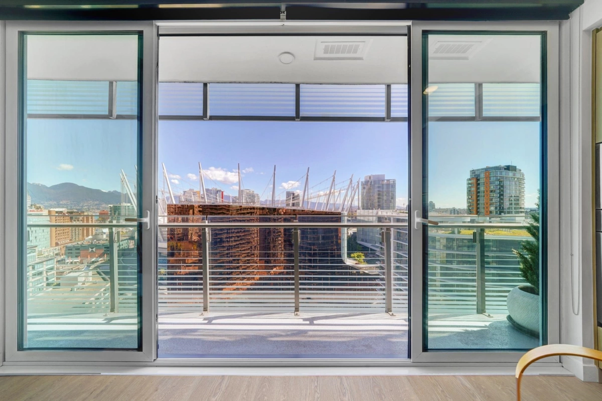 Powder Room Photo of 2006 89 Nelson Street, Vancouver, BC