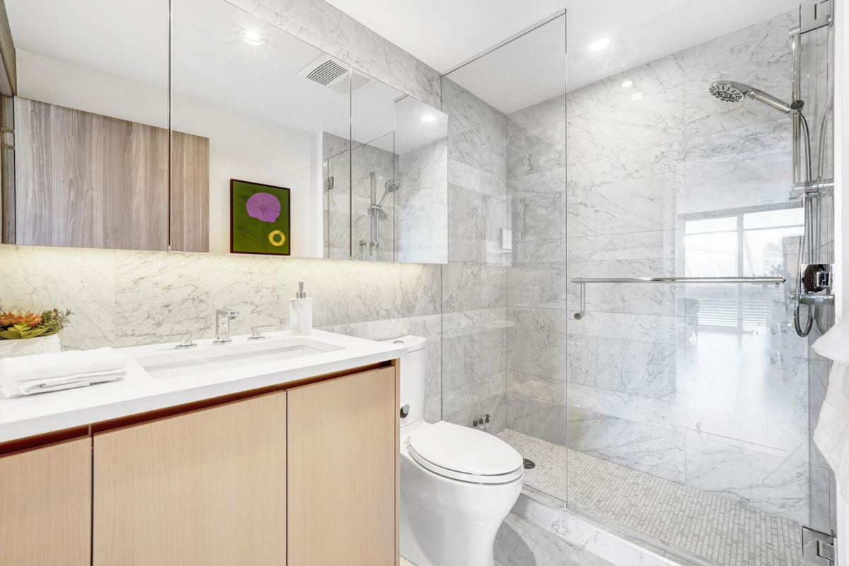 Walk-In Closet Photo of 2006 89 Nelson Street, Vancouver, BC