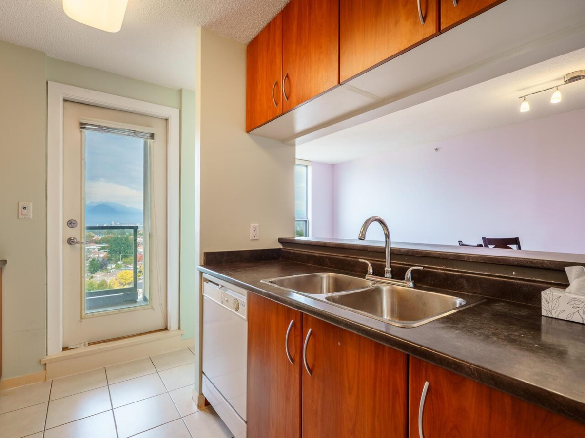Kitchen Island Photo of 2409 3663 Crowley Drive, Vancouver, BC