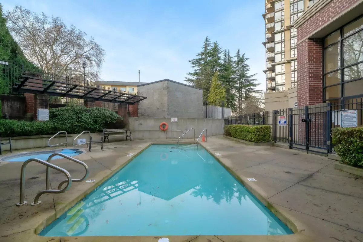 Entry Foyer Photo of 804 15 E Royal Avenue, New Westminster, BC