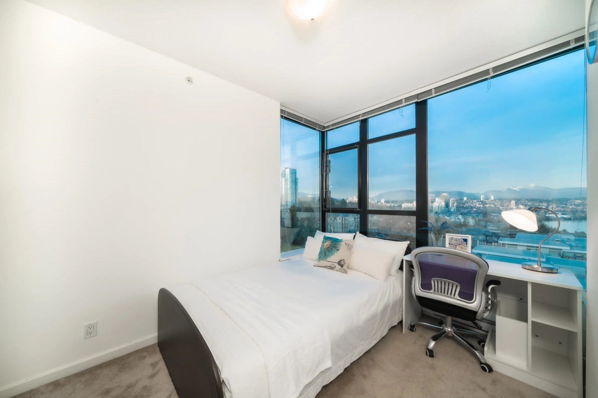 Powder Room Photo of 804 15 E Royal Avenue, New Westminster, BC