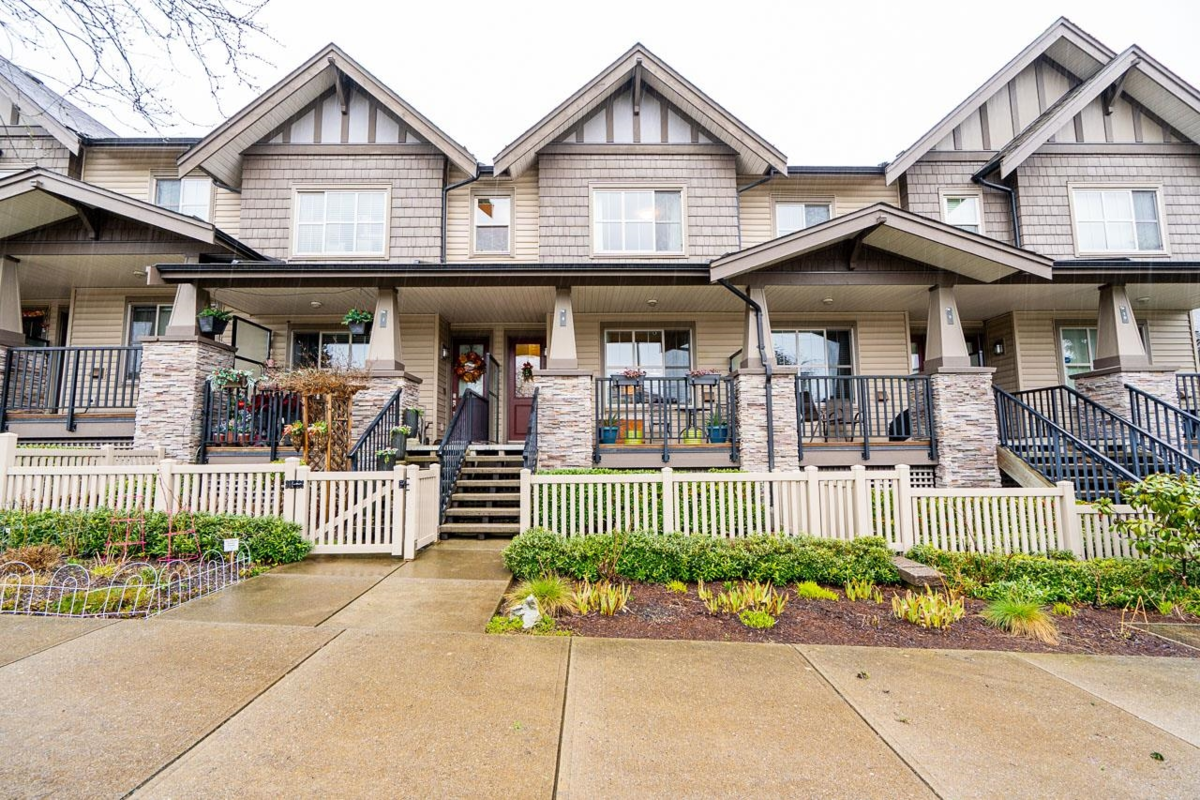 Living Room Photo of 8 9525 204 Street, Langley, BC