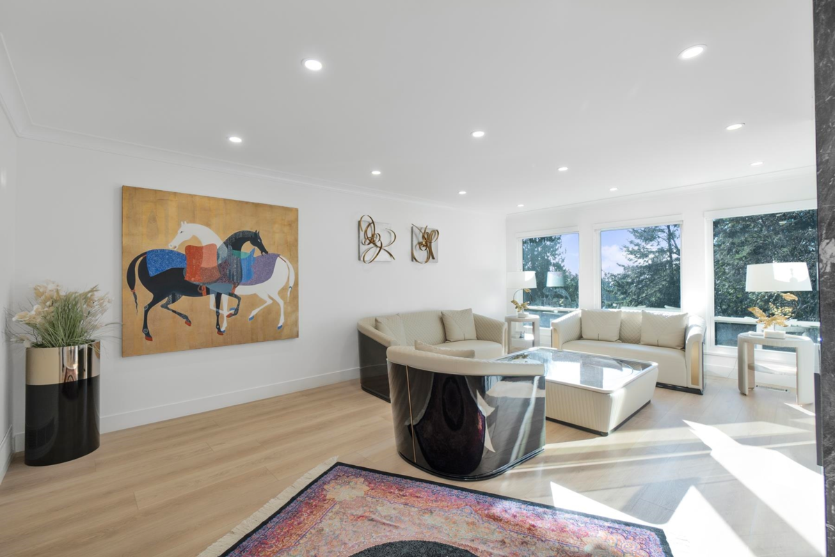 Kitchen Island Photo of 284 Montroyal Boulevard, North Vancouver, BC