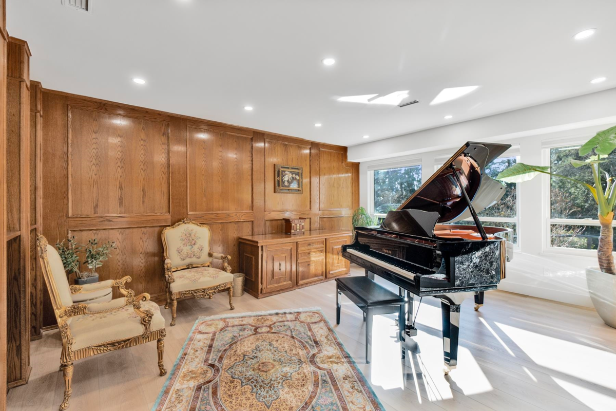 Living Room Photo of 284 Montroyal Boulevard, North Vancouver, BC