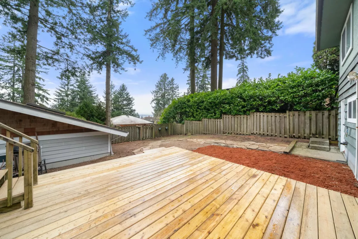 Garden / Landscaping Photo of 479 E 29th Street, North Vancouver, BC