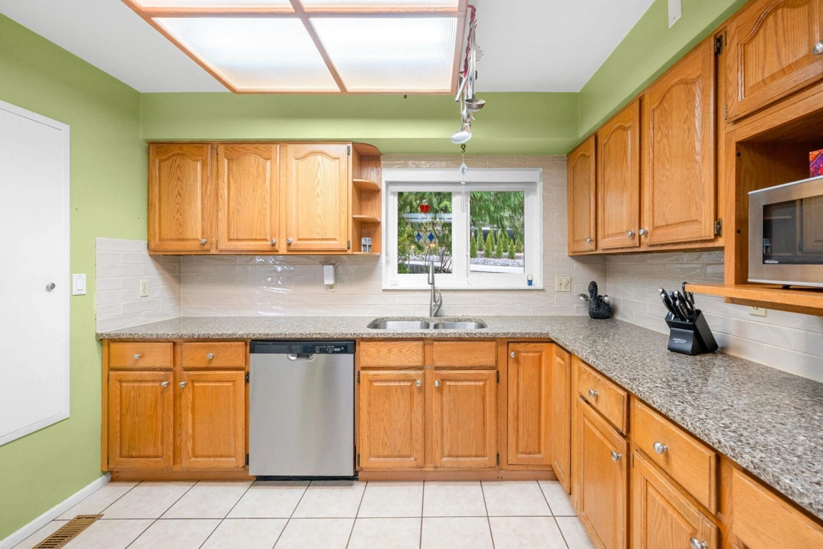 Kitchen Island Photo of 479 E 29th Street, North Vancouver, BC
