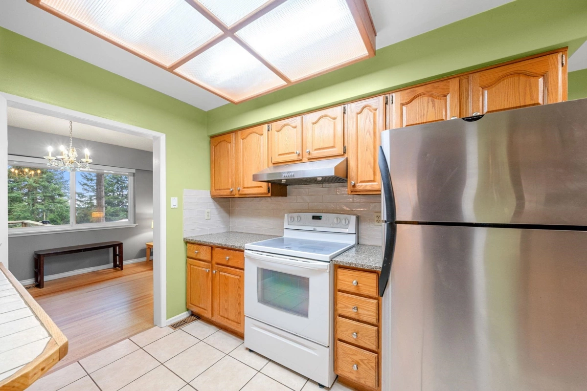 Kitchen Photo of 479 E 29th Street, North Vancouver, BC