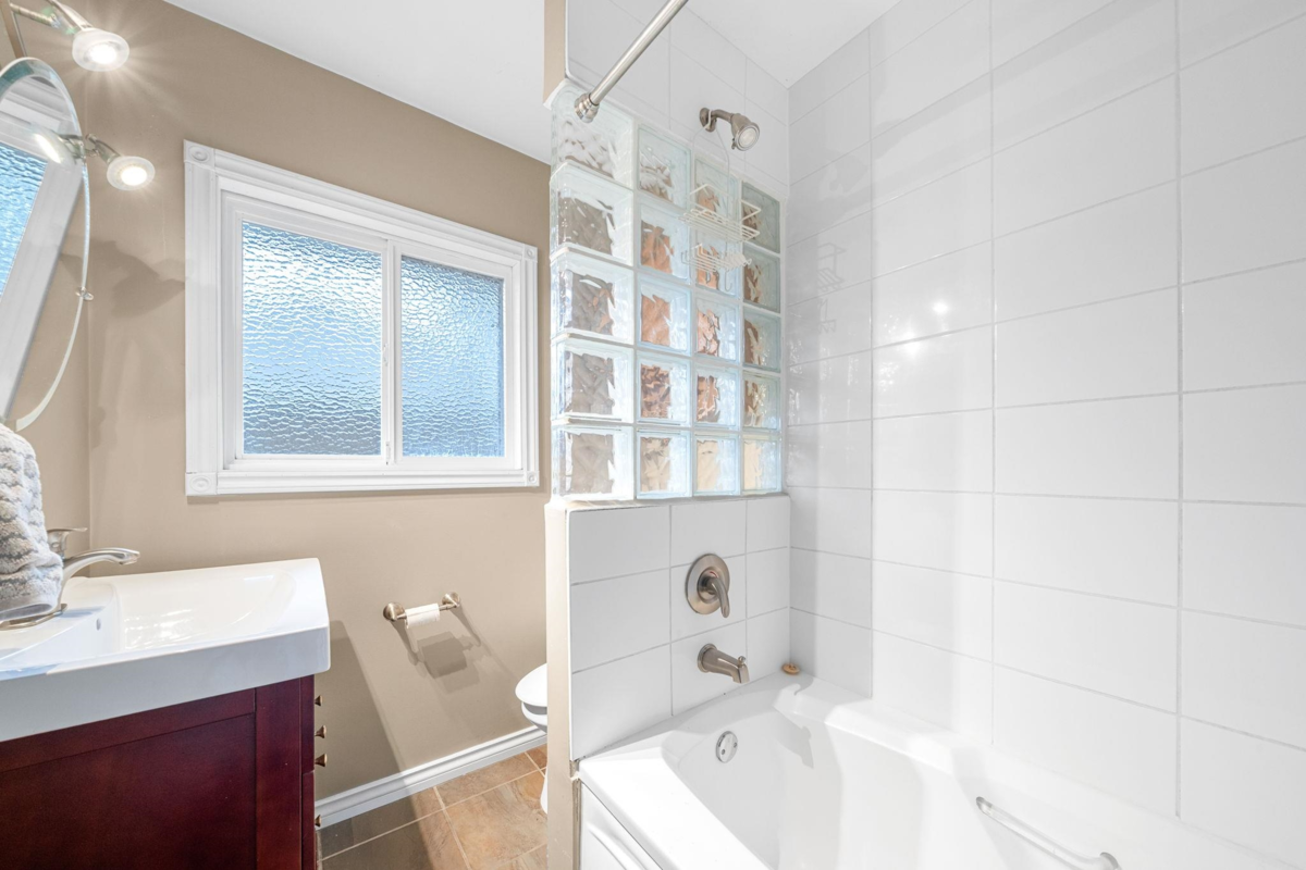 Loft / Bonus Room Photo of 479 E 29th Street, North Vancouver, BC