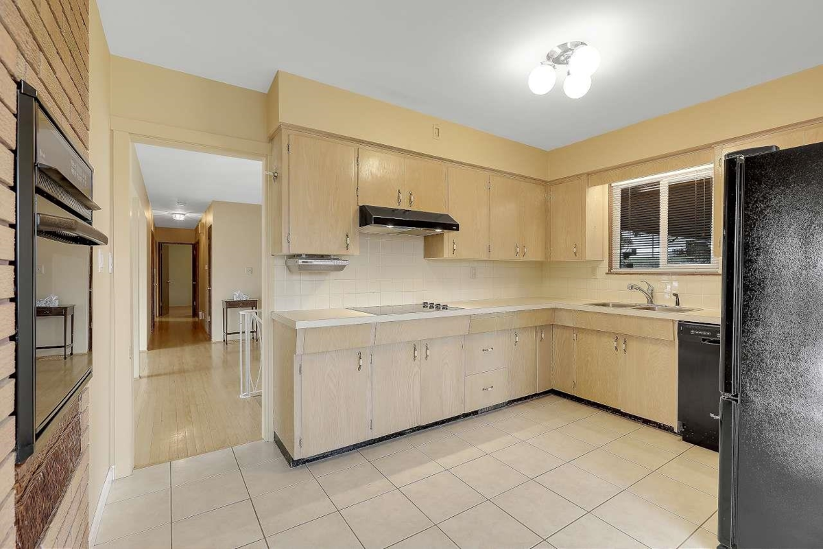 Kitchen Photo of 13753 114 Avenue, Surrey, BC