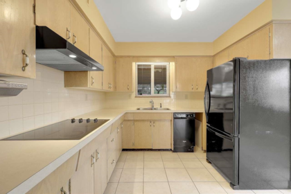 Kitchen Island Photo of 13753 114 Avenue, Surrey, BC