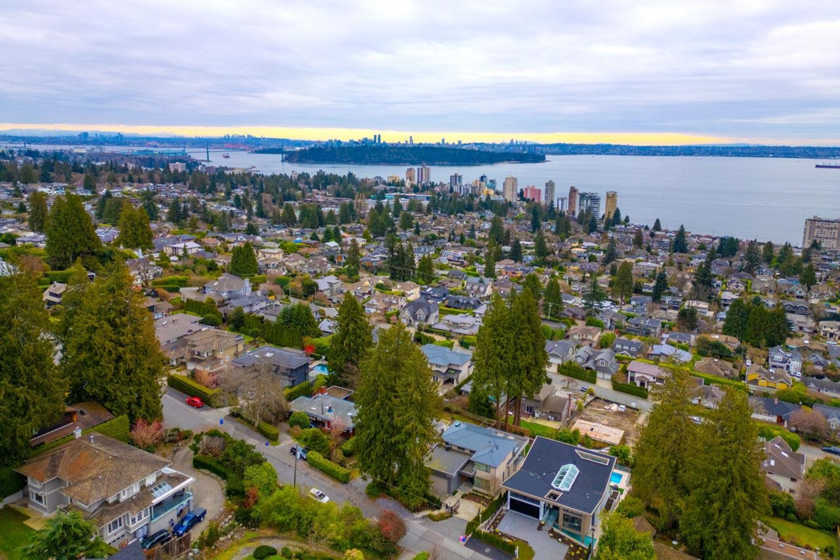 Breakfast Nook Photo of 2338 Ottawa Avenue, West Vancouver, BC