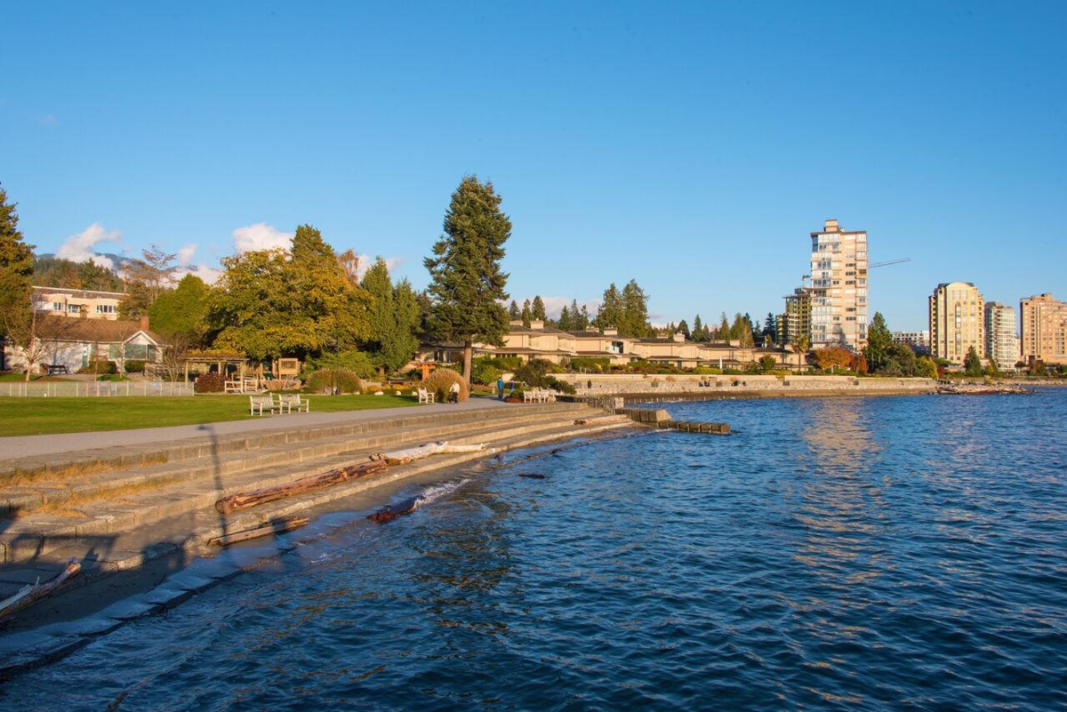 Hallway Photo of 2338 Ottawa Avenue, West Vancouver, BC