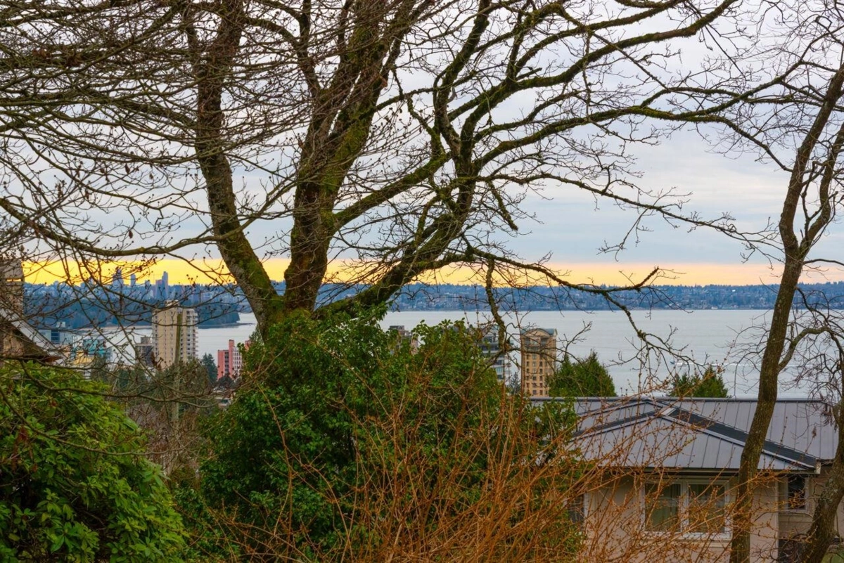 Kitchen Island Photo of 2338 Ottawa Avenue, West Vancouver, BC