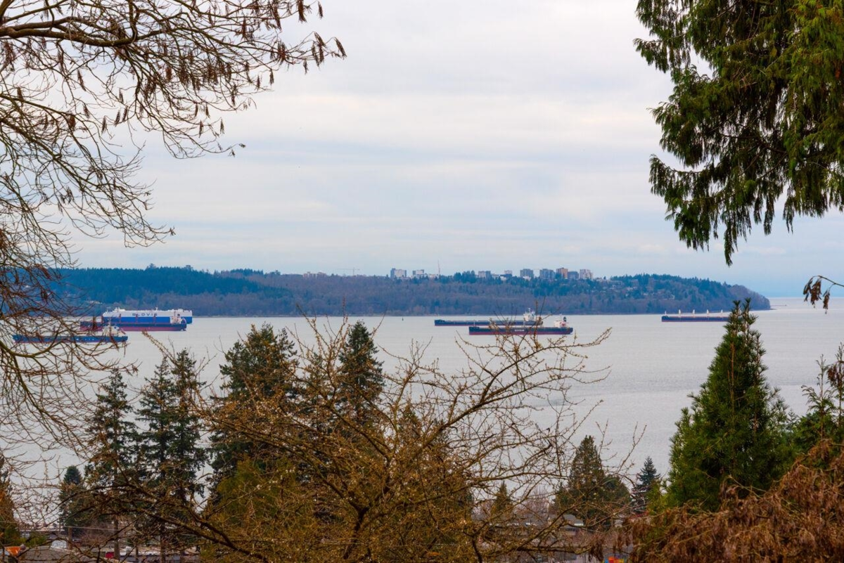 Living Room Photo of 2338 Ottawa Avenue, West Vancouver, BC