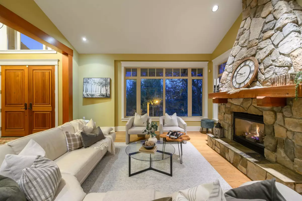 Kitchen Island Photo of 3402 Anne Macdonald Way, North Vancouver, BC