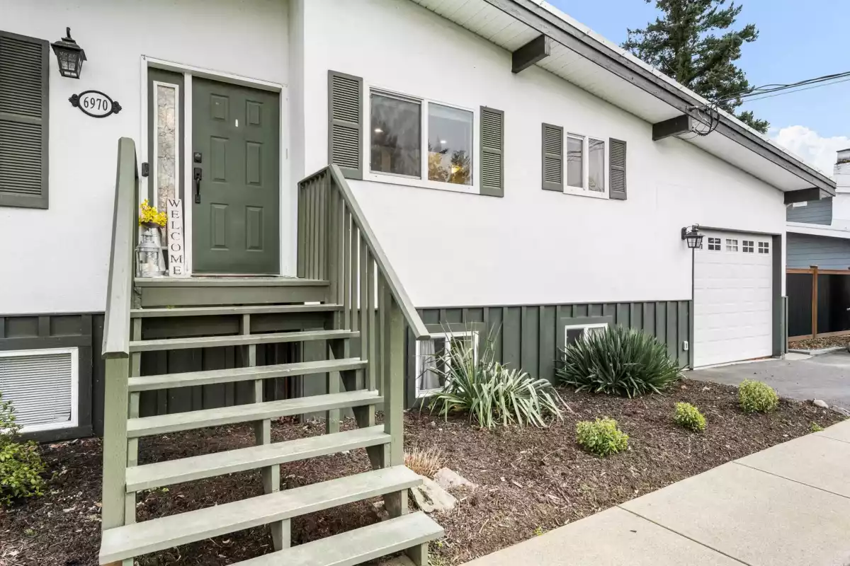 Living Room Photo of 6970 Centennial Drive, Chilliwack, BC