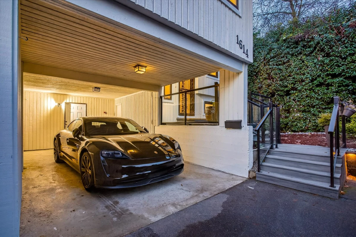 Hallway Photo of 1614 Lynn Valley Road, North Vancouver, BC