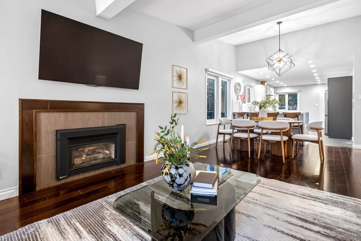 Kitchen Island Photo of 1614 Lynn Valley Road, North Vancouver, BC