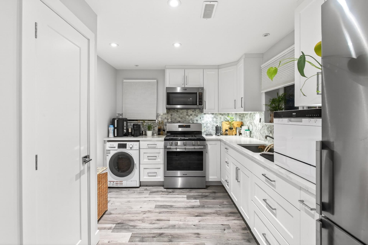 Laundry Room Photo of 1614 Lynn Valley Road, North Vancouver, BC