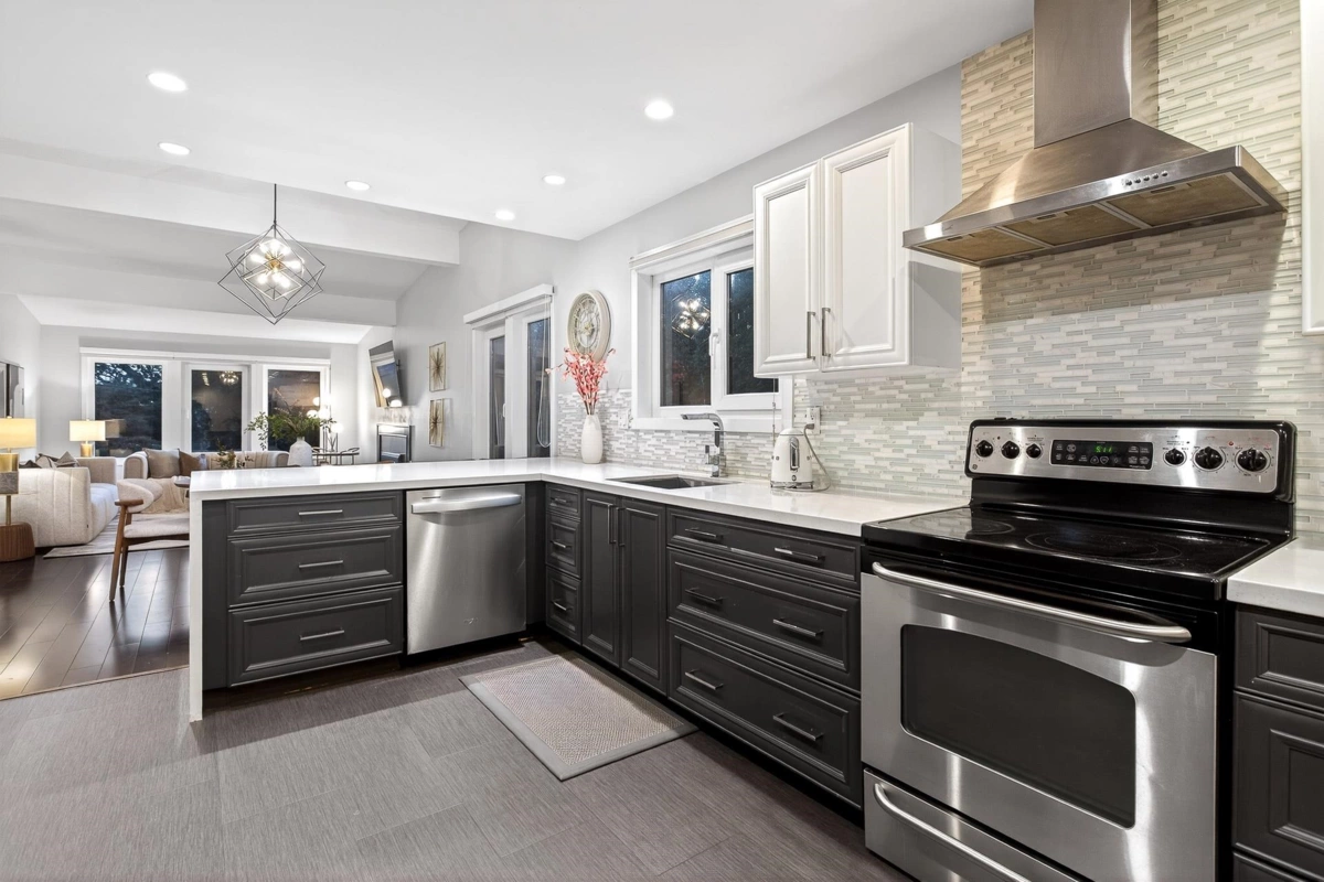 Walk-In Closet Photo of 1614 Lynn Valley Road, North Vancouver, BC