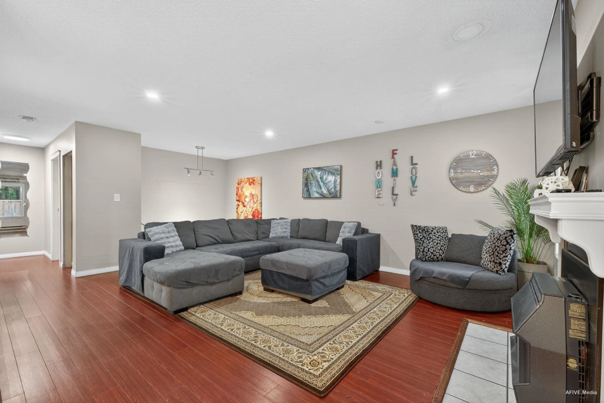 Walk-In Closet Photo of 15 2998 Mouat Drive, Abbotsford, BC