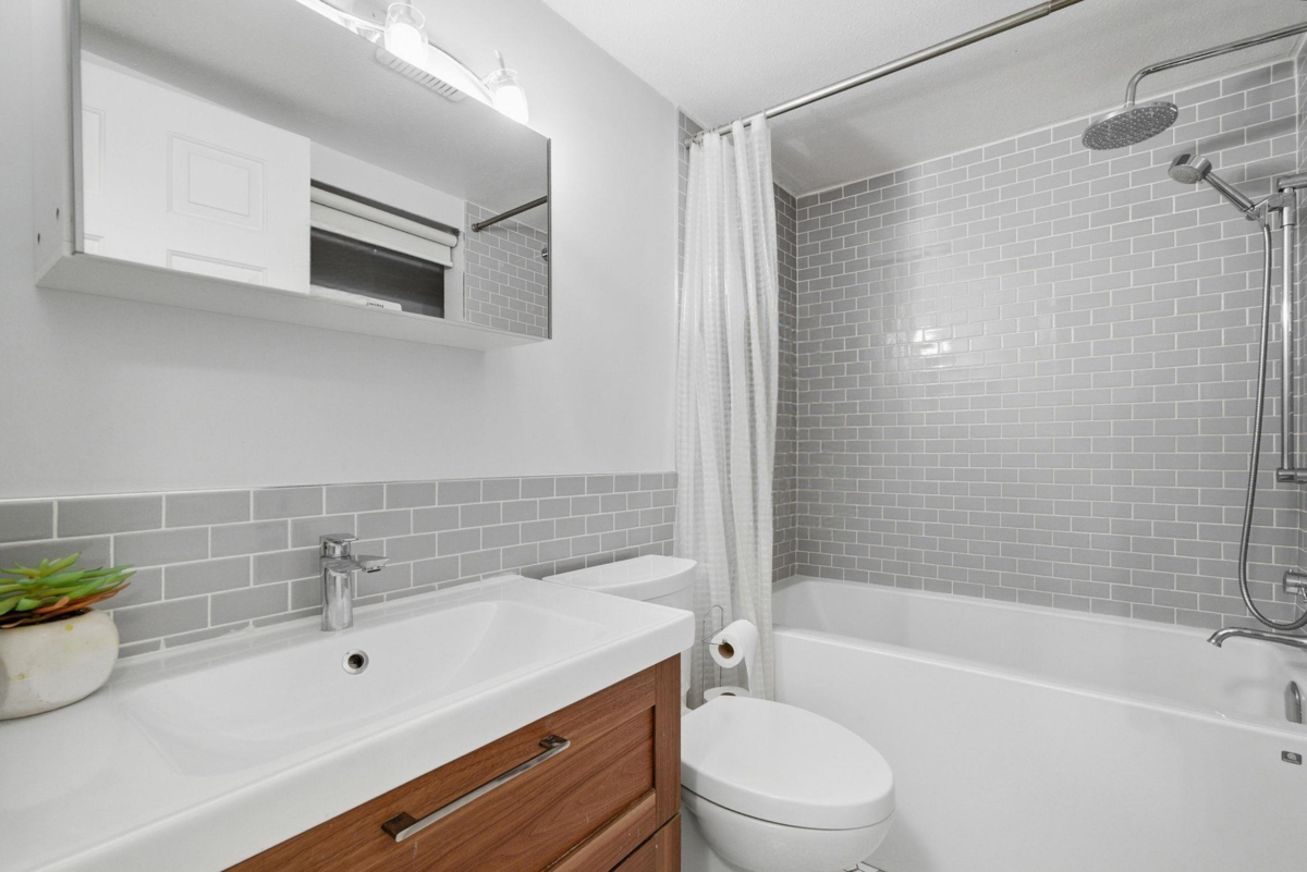 Powder Room Photo of 203 555 E 8th Avenue, Vancouver, BC