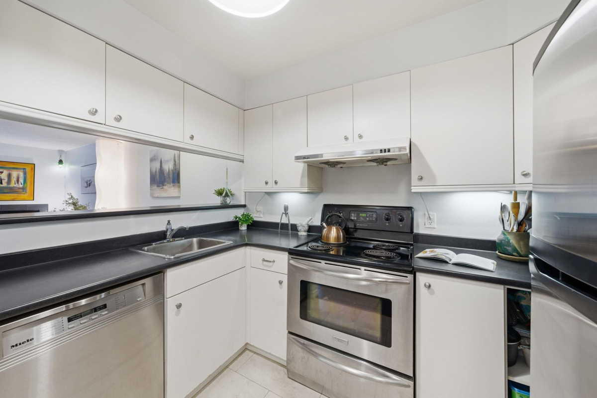 Primary Bathroom Photo of 203 555 E 8th Avenue, Vancouver, BC