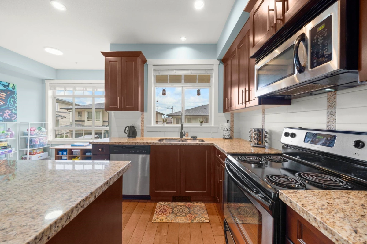 Walk-In Closet Photo of 5 13771 232a Street, Maple Ridge, BC