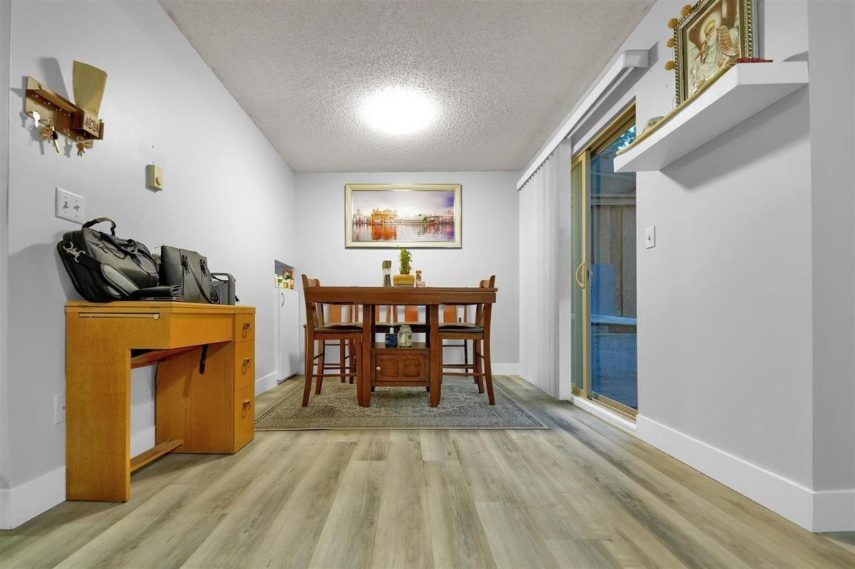 Kitchen Island Photo of 33 3075 Trethewey Street, Abbotsford, BC