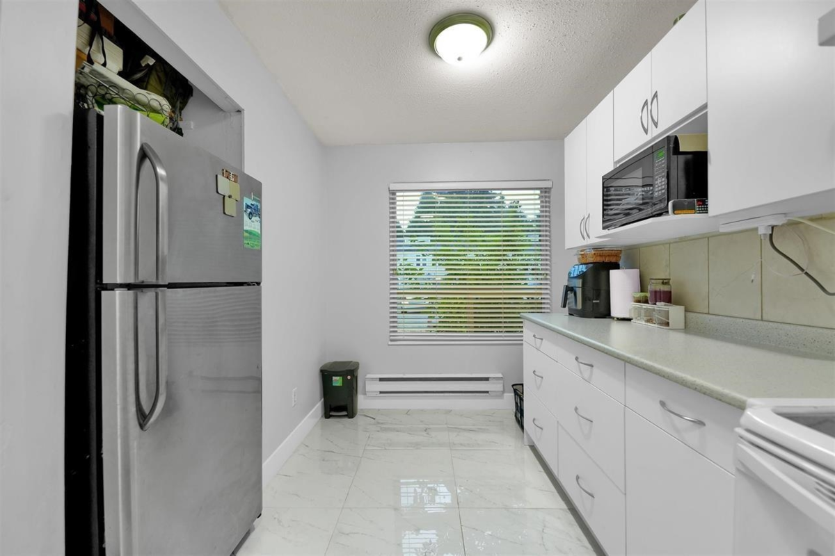 Living Room Photo of 33 3075 Trethewey Street, Abbotsford, BC