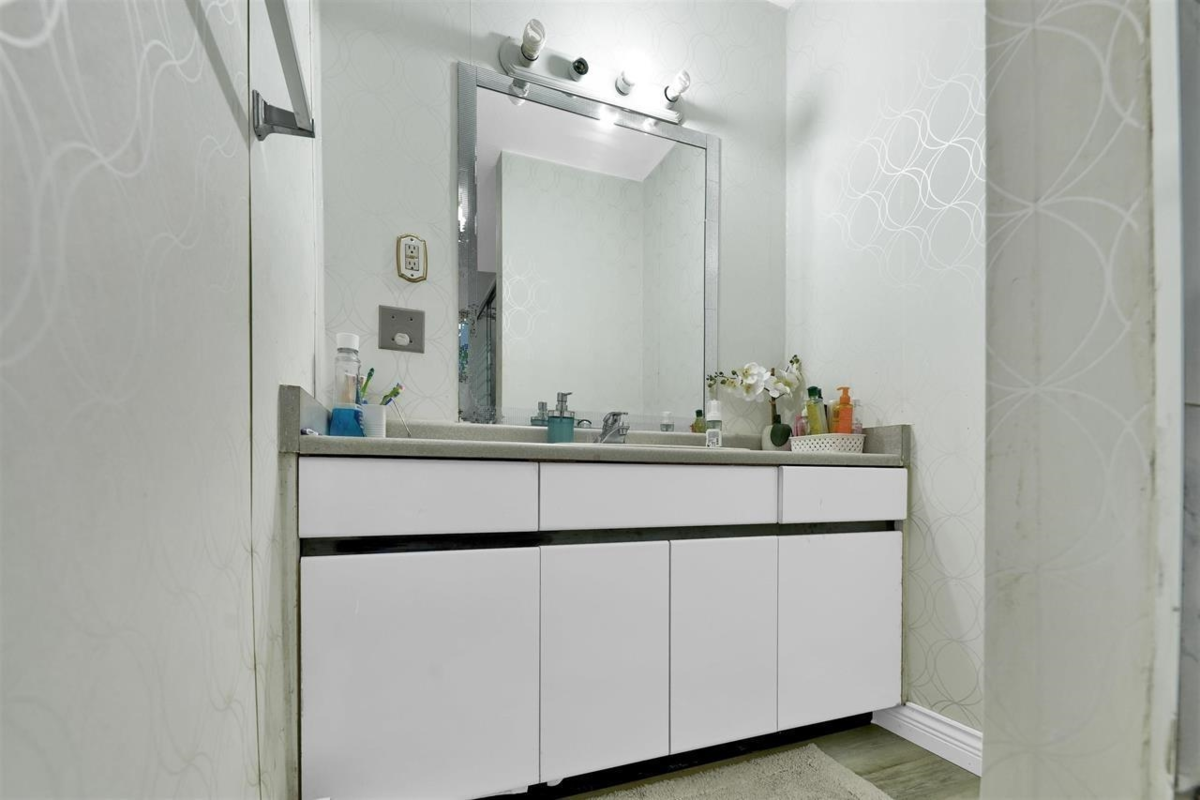 Walk-In Closet Photo of 33 3075 Trethewey Street, Abbotsford, BC