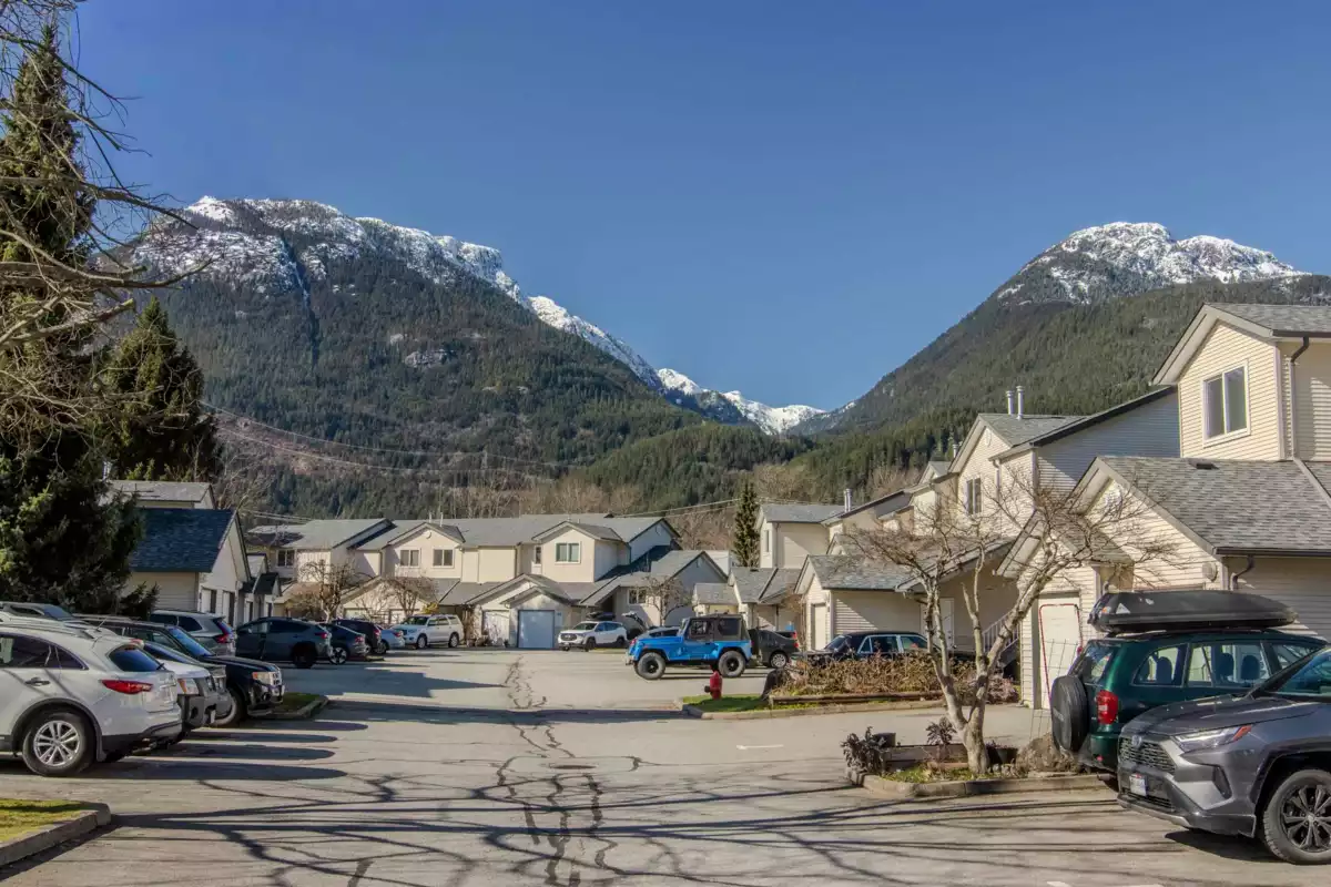 Basement Recreation Room Photo of 100 39920 Government Road, Squamish, BC