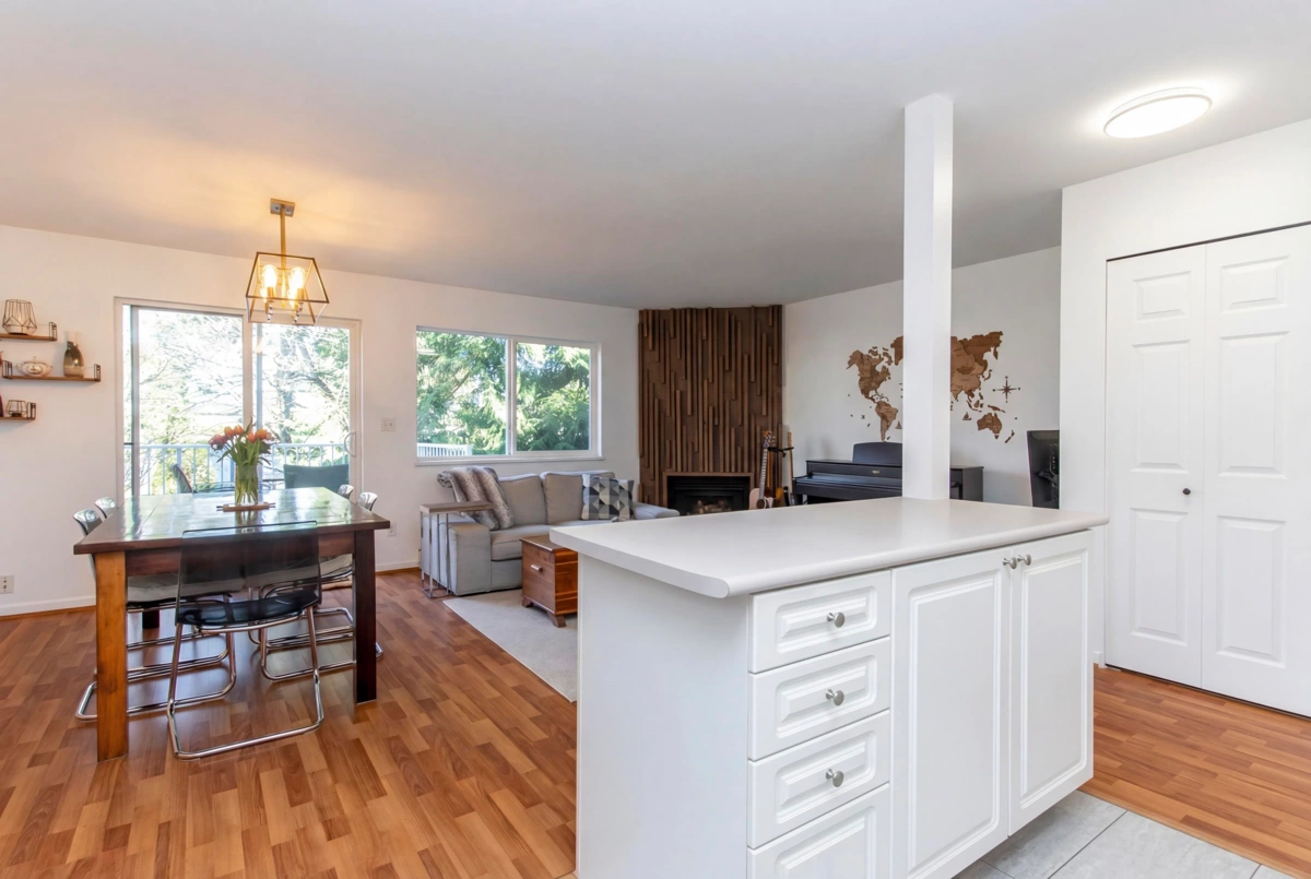 Kitchen Island Photo of 100 39920 Government Road, Squamish, BC