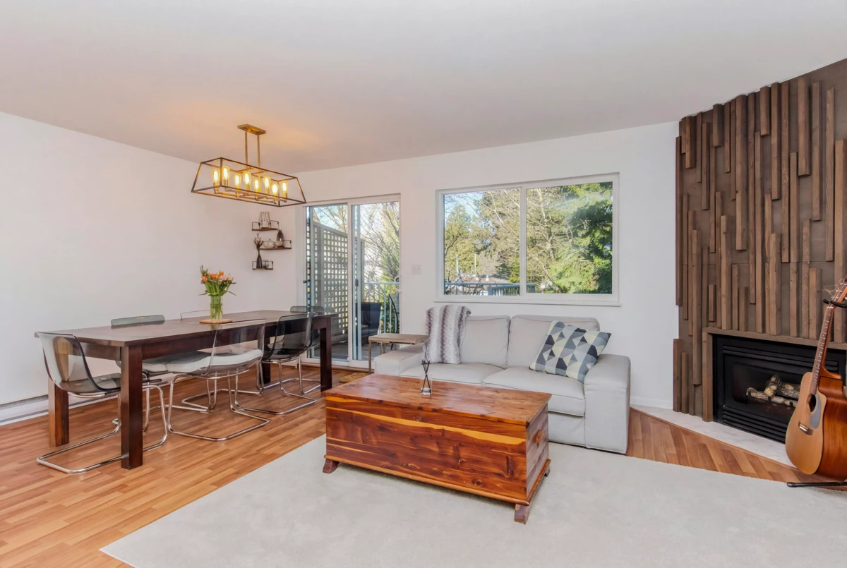 Living Room Photo of 100 39920 Government Road, Squamish, BC