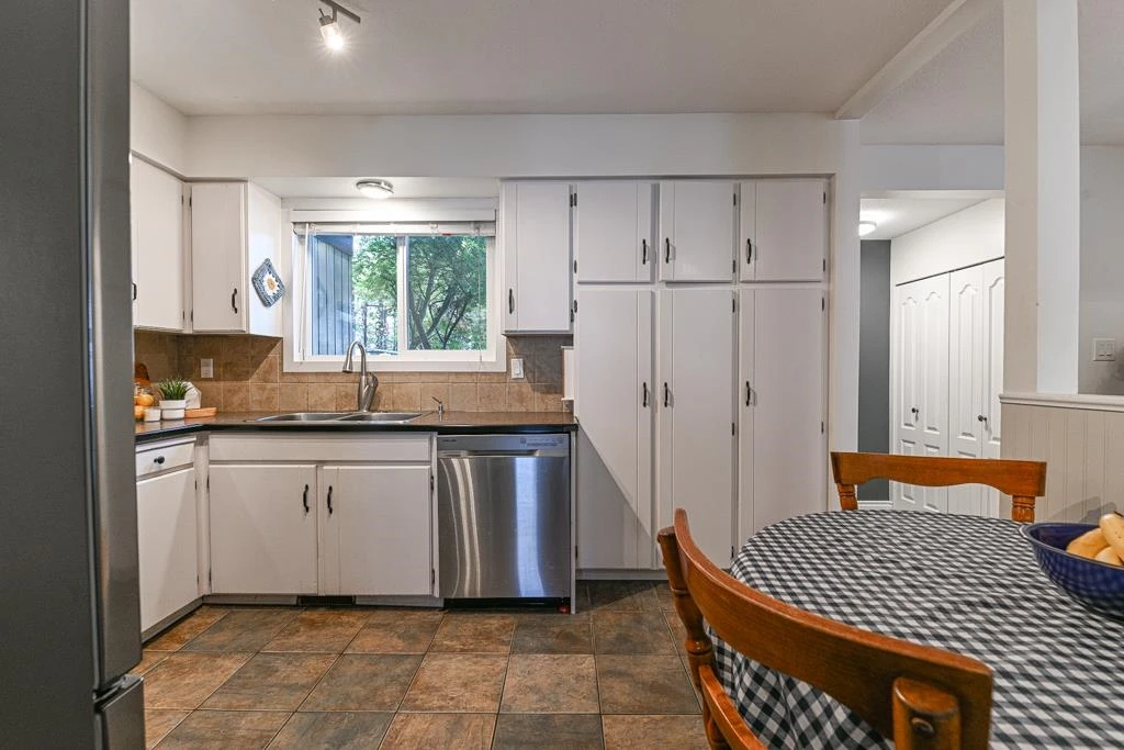 Dining Area Photo of 9 32870 Bevan Way, Abbotsford, BC
