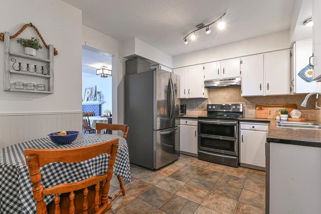 Family Room Photo of 9 32870 Bevan Way, Abbotsford, BC