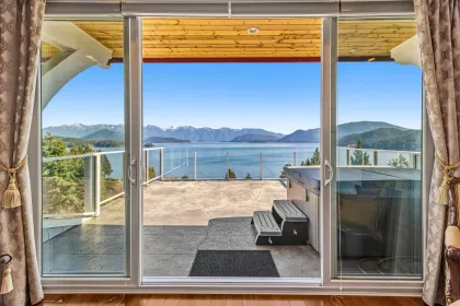 Garden / Landscaping Photo of 1128 Twin Isle Drive, Gibsons, BC